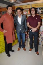 Manoj Bajpai, Piyush Jha unveil The Edge of Machete book in Juhu, Mumbai on 9th Nov 2012 (44).JPG